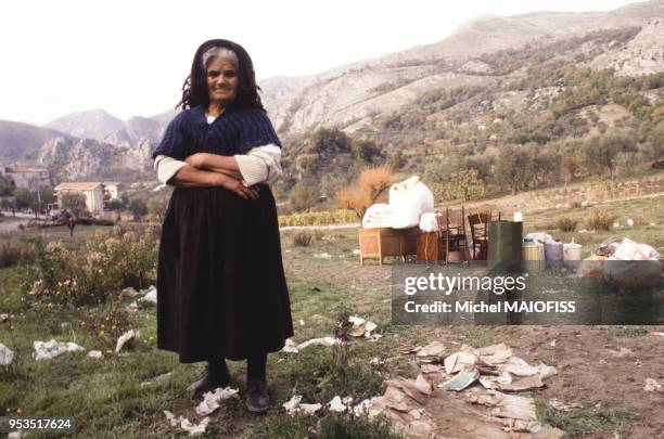 Une femme en costume traditionnel et ses seules possessions après un séisme dans le sud du pays en décembre 1980 en Italie.