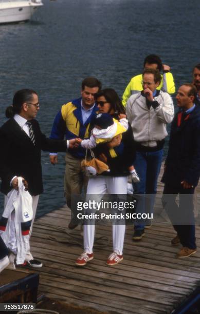 La princesse Caroline de Monaco avec son fils Andrea et le styliste Karl Lagerfeld le 12 mai 1985 à Monaco.
