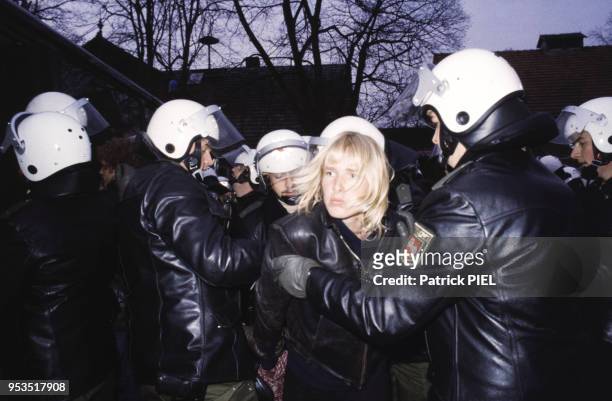 Arrestation d'une manifestante par des policiers casqués, à Gorleben, Allemagne de l'Ouest le 3 mai 1984.