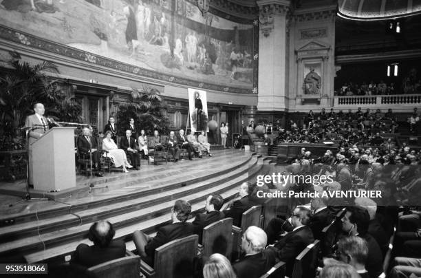 Le président de la République François Mitterrand fait une déclaration lors de la célébration des 90 ans du CIO - Comité International Olympique - le...