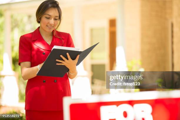 makelaar buiten huis te koop met onroerend goed teken. - onroerend goedbord stockfoto's en -beelden