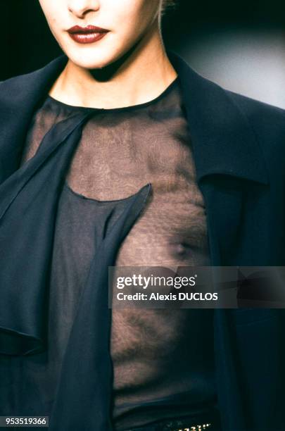Robe transparente laissant apparaître la poitrine dans le défilé du styliste Valentino en octobre 1996 à Paris, France.