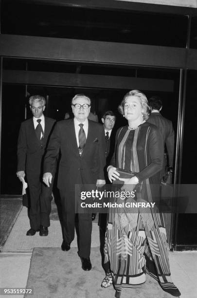 Nelson Rockefeller, ancien vice-président des États-Unis, et son épouse Happy lors d'une exposition d'art traditionnel en octobre 1977 à Ispahan,...