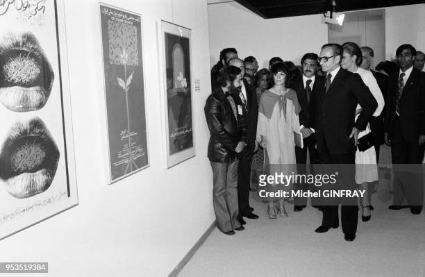 Le shah d'Iran et son épouse l'impératrice Farah Diba lors d'une exposition d'art contemporainl en octobre 1977 à Téhéran, Iran.