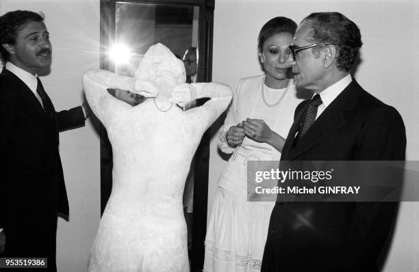 Le shah d'Iran et son épouse l'impératrice Farah Diba lors d'une exposition d'art contemporainl en octobre 1977 à Téhéran, Iran.