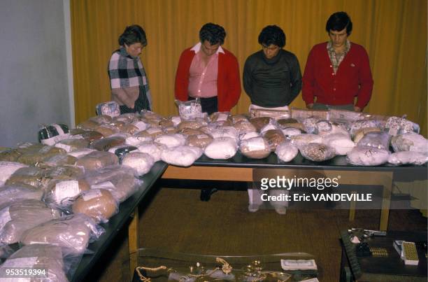 Trafiquants de cocaine du cartel de Medellin arrêtés par la police colombienne en 1988 à Bogota, Colombie.