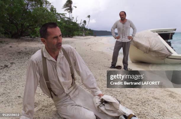 Patrick Timsit et Thierry Lhermitte lors du tournage du film 'Le Prince du Pacifique' en avril 2000 en Polynésie française.