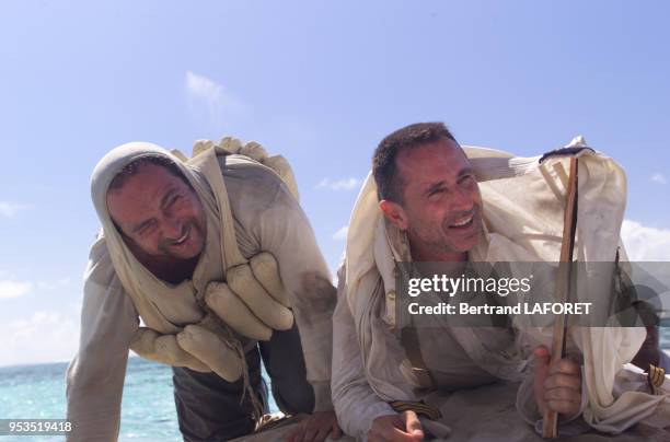 Patrick Timsit et Thierry Lhermitte lors du tournage du film 'Le Prince du Pacifique' en avril 2000 en Polynésie française.