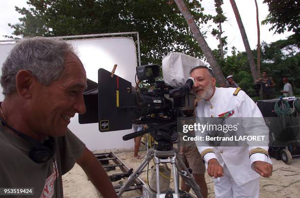 Le réalisateur Alain Corneau et François Berléand lors du tournage du film 'Le Prince du Pacifique' en juin 2000 en Polynésie française.