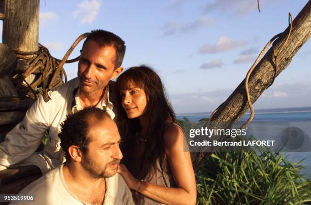 Patrick Timsit, Thierry Lhermitte et Marie Trintignant lors du tournage du film 'Le Prince du Pacifique' en juin 2000 en Polynésie française.