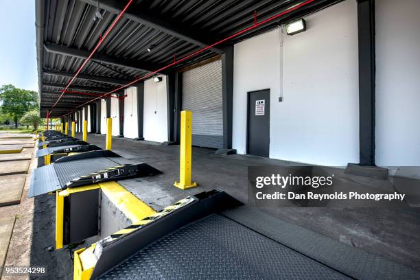 loading dock for warehouse - muelle de carga fotografías e imágenes de stock