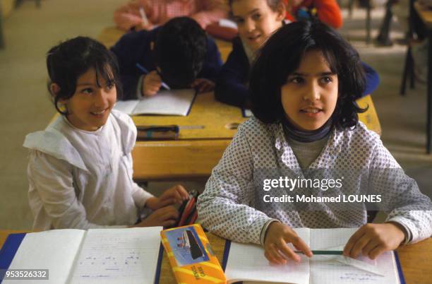 Jeunes filles dans une salle de classe en mars 1987 en Algérie.