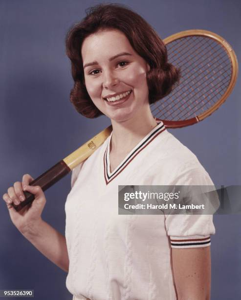 CLOSE-UP YOUNG WOMEN HOLDING TENNIS RACKET