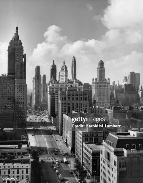UNITED STATES, CHICAGO, VIEW OF CITYSCAPE WITH MODERN BUILDINGS AND VEHICLES MOVING ON STREET