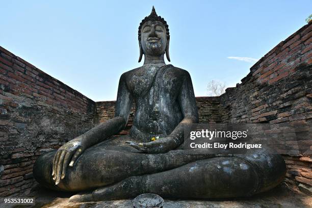 sukhothai historical park. phra achana, wat si chum - wat si chum stockfoto's en -beelden