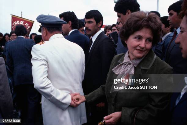 Augusto Pinochet et son épouse Lucía Hiriart de Pinochet dans une manifestation en novembre 1983 à Santiago au Chili.