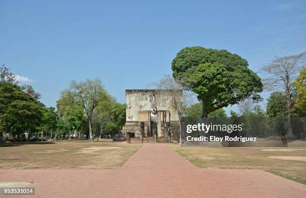 sukhothai historical park. phra achana, wat si chum - wat si chum stockfoto's en -beelden