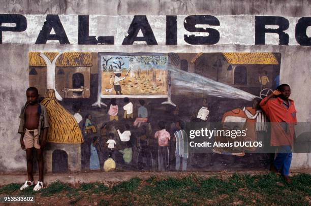 Fresques murales le 10 avril 1994 à Abengourou en Côte-d'Ivoire.