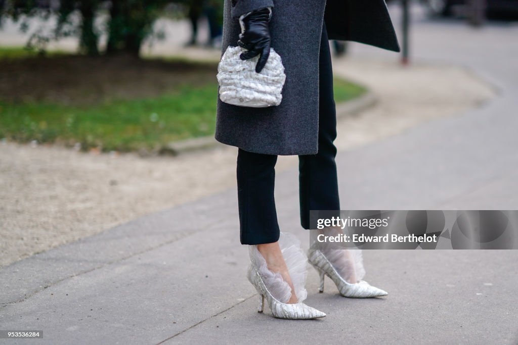 Street Style : Paris Fashion Week Womenswear Fall/Winter 2018/2019 : Day Three