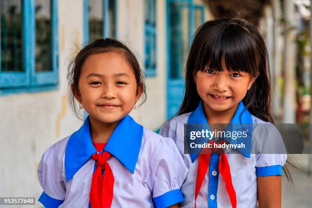 vietnamesische schulmädchen auf einem schulhof, südvietnam - vietnamesischer abstammung stock-fotos und bilder