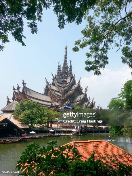 sanctuary of truth pattaya thailand - pattaya stock-fotos und bilder