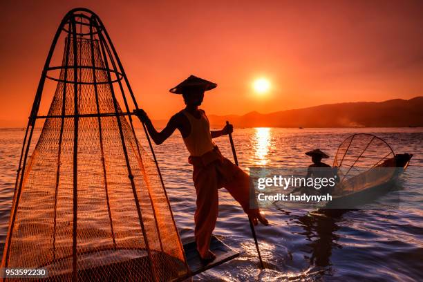 fishermen on inle lake watching the sunset, myanmar - intha fisherman stock pictures, royalty-free photos & images