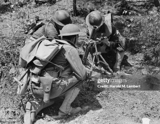 ARMY SOLDIERS ADJUSTING MORTAR LAUNCHER