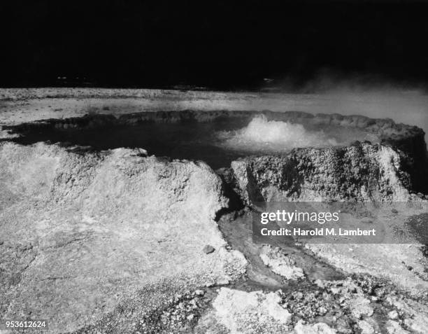UNITED STATES, WYOMING, GRAND PRISMATIC SPRING AT YELLOWSTONE NATIONAL PARK
