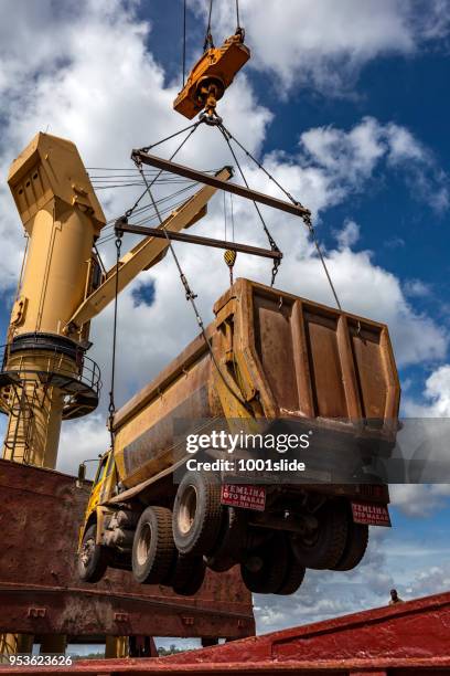kran, baumaschine, lkw heben - mombasa port container stock-fotos und bilder