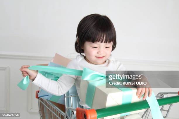 little girl opening gift box - seoul bildbanksfoton och bilder