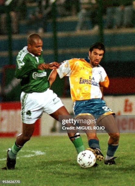 El jugador del Deportivo Cali, Colombia, Alexander Viveros , disputa el balon con el jugador de Bella Vista, Uruguay, Martin Garcia, durante el...