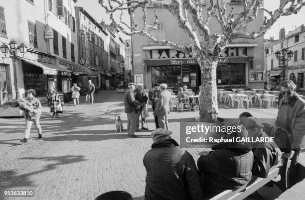 Retraités sur un banc en décembre 1988 à Fréjus, Var.