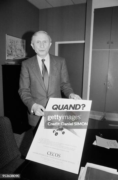 Le professeur Georges David dans son bureau du CECOS à Paris en mars 1984, France.