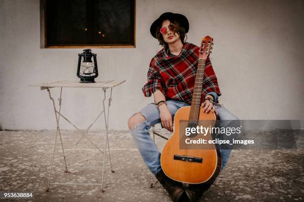 einsam gitarrist - teenybopper stock-fotos und bilder