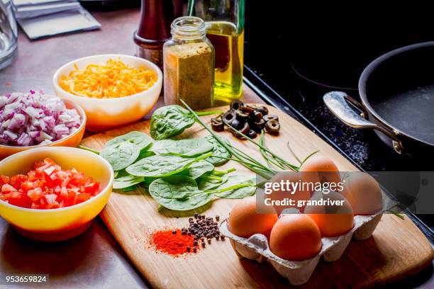 het maken van de perfecte lage carb omelet - laag koolhydraten dieet stockfoto's en -beelden