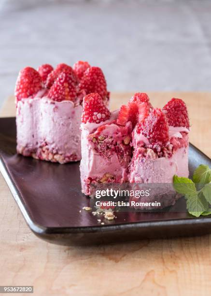 vegan raspberry cheesecake - raspberry cheesecake stock pictures, royalty-free photos & images