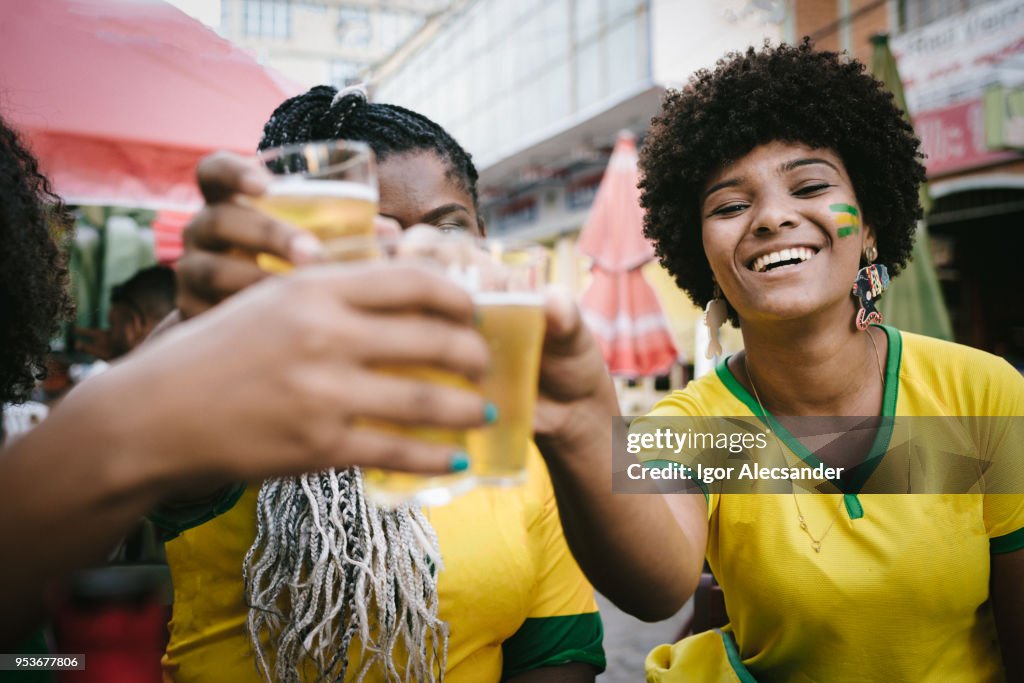 Amigos brindando a vitória do Brasil