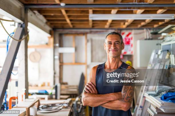 portrait of a carpenter/builder in his workshop - 毛利人 個照片及圖片檔