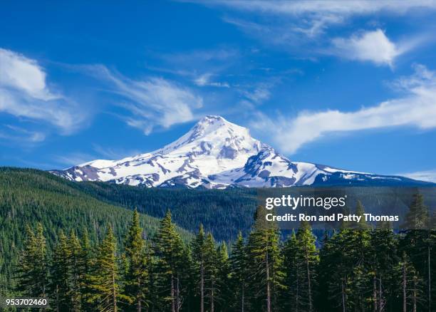 lente op de majestueuze mount hood in oregon noord - mount hood stockfoto's en -beelden