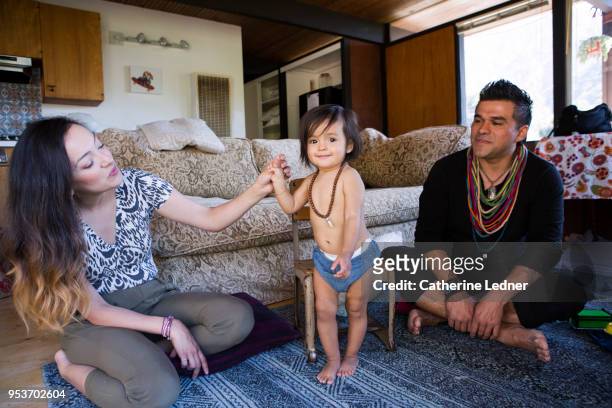 toddler with parents in living room - catherine ledner 個照片及圖片檔