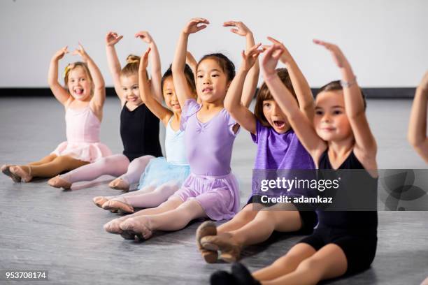 fila de lindas jóvenes diversos en clase de baile de ballet - kinder muster fotografías e imágenes de stock