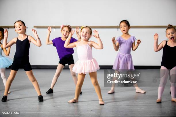 diverse jonge studenten in de dansles rijtje - ballet stockfoto's en -beelden