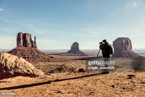 nemen van een selfie op monument valley - jasondoiy stockfoto's en -beelden
