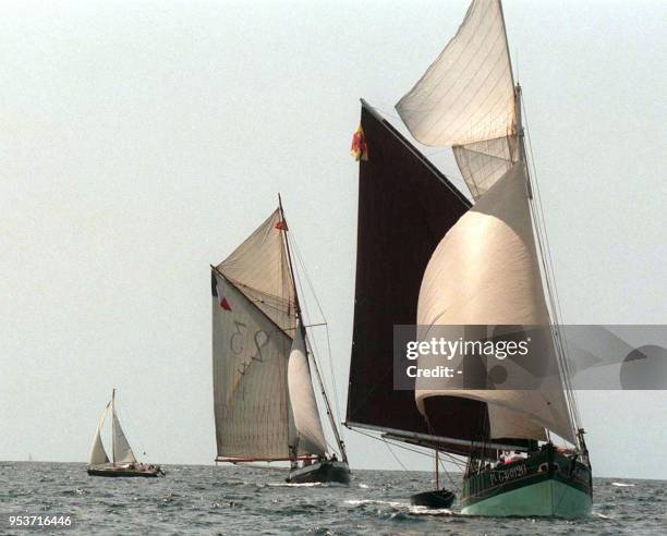 Des bateaux arrivent dans le baie de Douarnenez, le 12 août, pour participer au grand rassemblement de vieux greéements qui se déroule durant cinq...