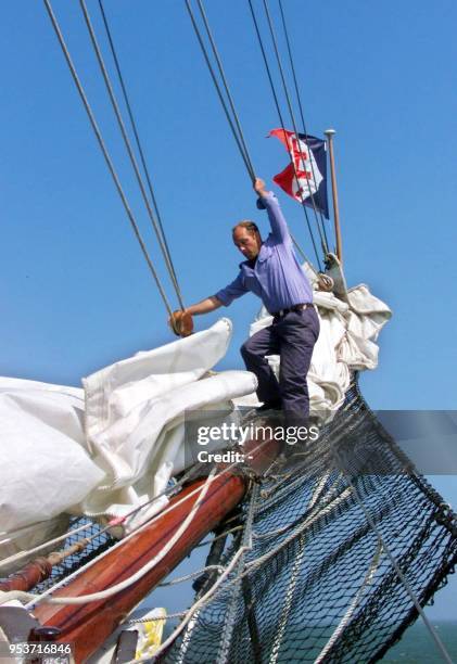 Un matelot du deux mats-goélette de la Marine Nationale française la "Belle Poule", manoeuvre le 09 Juillet 1999 sur le bout-dehors du navire alors...