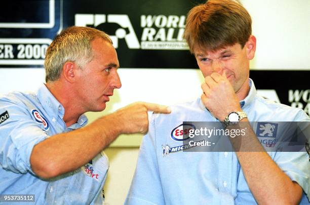 Les pilotes de la Peugeot 206, le Français François Delecour et le Finlandais Marcus Groenholm s'entretiennent, le 27 septembre 2000 à Ajaccio, à la...