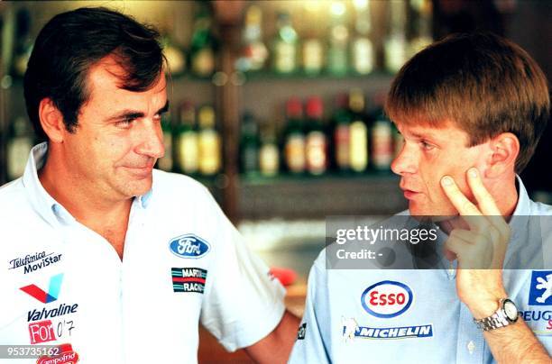 Le pilote espagnol Carlos Sainz et le Finlandais Marcus Groenholm s'entretiennent, le 27 septembre 2000 à Ajaccio, à la veille du départ du Tour de...