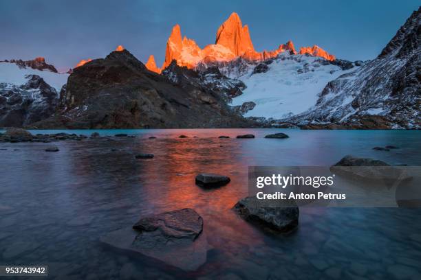 laguna de los tres and mount fitz roy, patagonia, argentina - anton laguna stock pictures, royalty-free photos & images