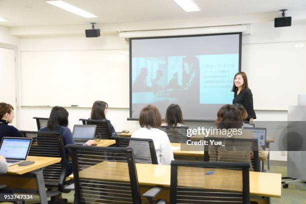 若いビジネス女性ギブプレゼンテーション - セミナー　日本人 ストックフォトと画像