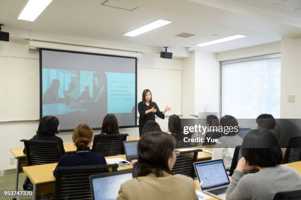 young business woman giving a presentation - briefing imagens e fotografias de stock